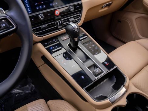 Certified 2025 Porsche Macan image 13