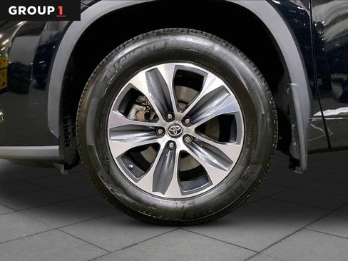 Certified 2024 Toyota Highlander XLE AWD/4WD image 11