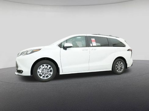 New 2026 Toyota Sienna XLE FWD image 18