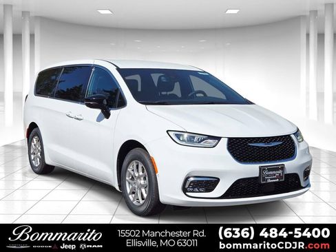 New 2026 Chrysler Pacifica Select image 1