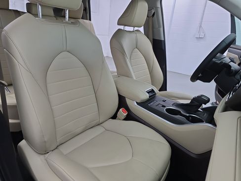 Used 2022 Toyota Highlander XLE FWD image 10