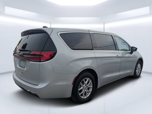 Used 2024 Chrysler Pacifica Touring-L FWD image 3