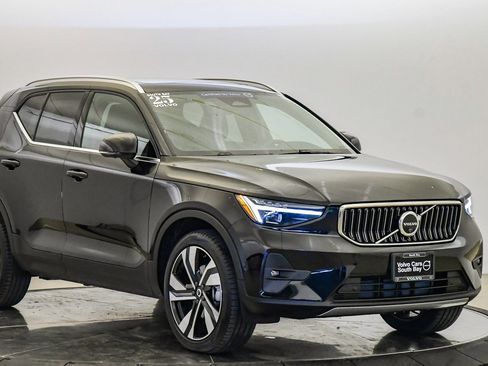 Certified 2025 Volvo XC40 B5 Ultra w/ Climate Package image 6