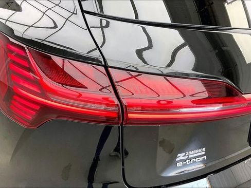 Used 2019 Audi e-tron Prestige w/ Prestige Package image 27