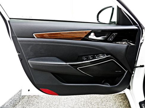 Used 2017 Kia Cadenza Technology image 15