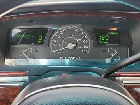 Used 2004 Lincoln Town Car Signature RWD image 24