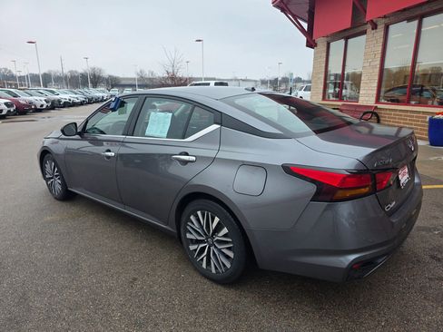 Used 2024 Nissan Altima 2.5 SV image 5
