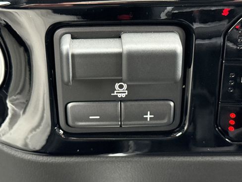 Used 2025 Chevrolet Silverado 1500 LTZ image 22