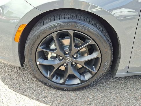 Used 2025 Chrysler Pacifica Limited FWD image 29