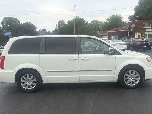 Used 2011 Chrysler Town & Country Touring-L w/ Entertainment Group #2 FWD image 4