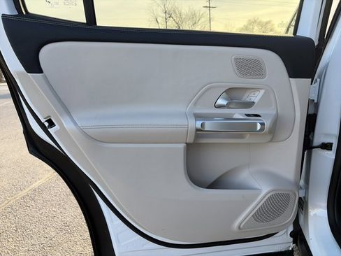 Used 2025 Mercedes-Benz GLB 250 4MATIC w/ Exclusive Package image 13