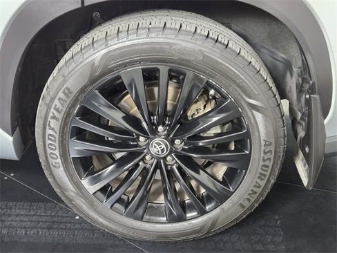 Used 2021 Toyota Highlander Platinum image 11