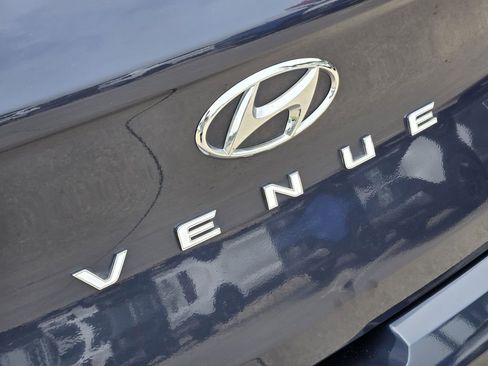 Used 2022 Hyundai Venue Limited FWD image 16