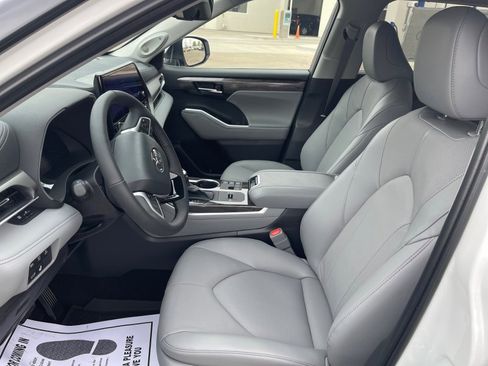 New 2026 Toyota Highlander Limited AWD/4WD image 9