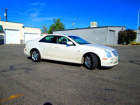 Used 2006 Cadillac STS 4dr Sdn V8 w/ Preferred Equipment Group image 5