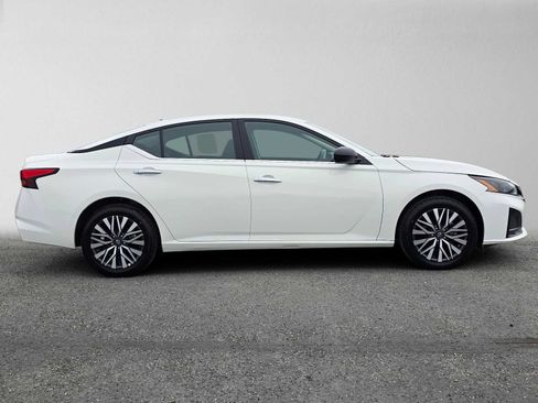 Used 2025 Nissan Altima 2.5 SV AWD/4WD image 2
