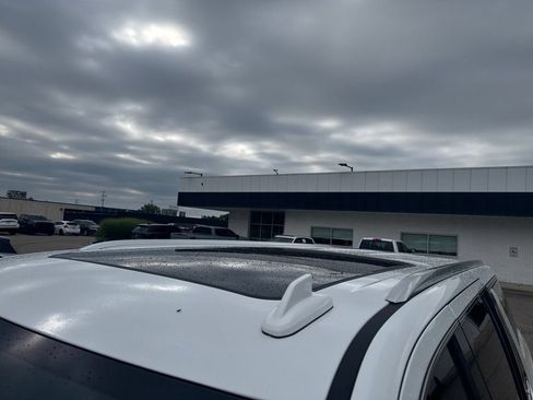 Used 2023 GMC Yukon XL SLT AWD/4WD image 9