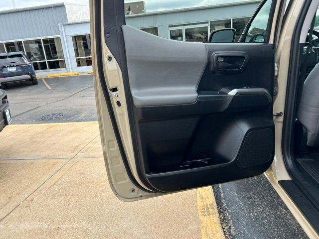Used 2019 Toyota Tacoma SR5 AWD/4WD image 18