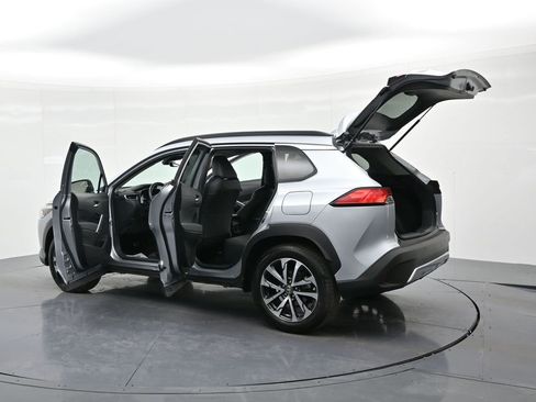 Used 2024 Toyota Corolla Cross XLE image 25