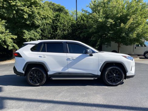 Used 2022 Toyota RAV4 LE FWD image 10
