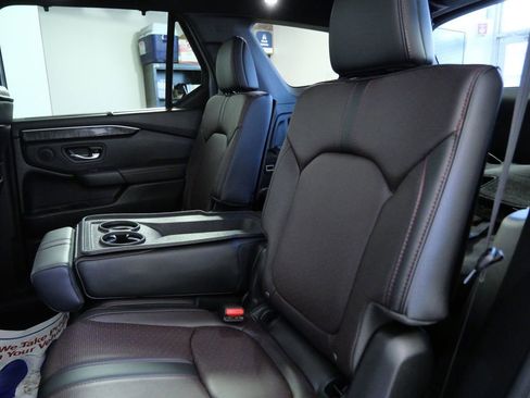 Used 2025 Honda Pilot Black Edition image 16