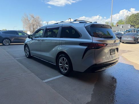 Used 2023 Toyota Sienna Platinum AWD/4WD image 8