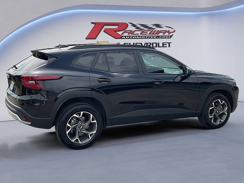 Used 2025 Chevrolet Trax LT FWD image 6