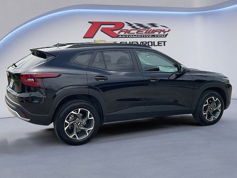 Used 2025 Chevrolet Trax LT FWD image 6