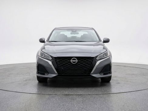 Used 2025 Nissan Altima 2.5 SV image 2