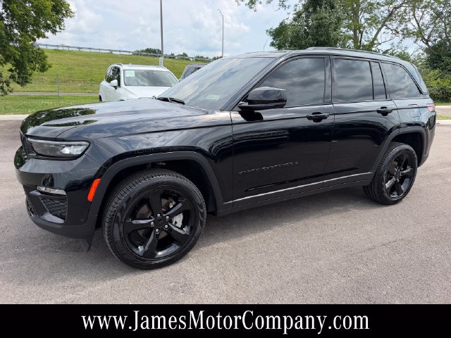 Used 2025 Jeep Grand Cherokee Limited w/ Luxury Tech Group II AWD/4WD image 2