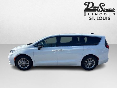 Used 2026 Chrysler Pacifica Limited FWD image 5