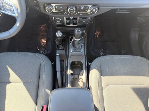 Used 2025 Jeep Wrangler Unlimited Sahara AWD/4WD image 11