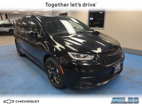Used 2025 Chrysler Pacifica Limited FWD image 1