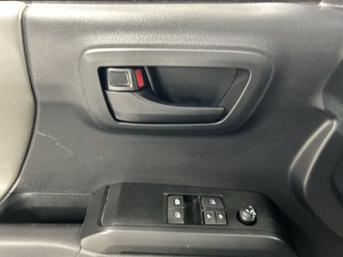 Used 2019 Toyota Tacoma SR w/ SR Convenience Package AWD/4WD image 11