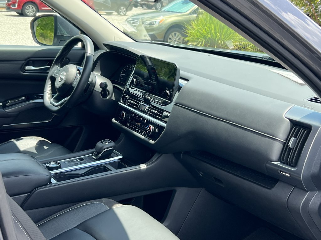Used 2025 Nissan Pathfinder SL AWD/4WD image 26