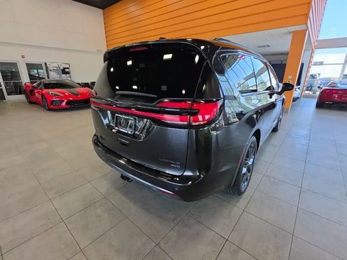 Used 2021 Chrysler Pacifica Limited AWD/4WD image 8