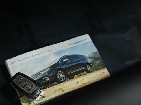 Used 2023 Chrysler Pacifica Touring-L FWD image 23