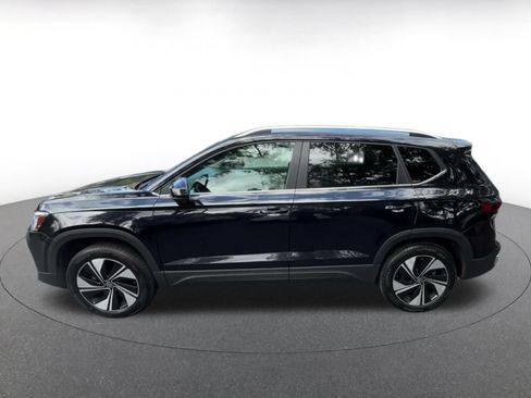 Used 2026 Volkswagen Taos SE AWD/4WD image 8