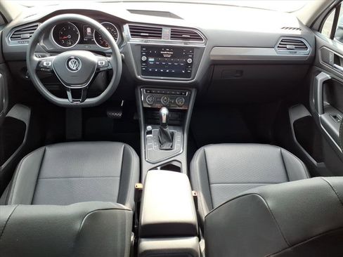 Used 2020 Volkswagen Tiguan SE w/ Panoramic Sunroof Package image 18