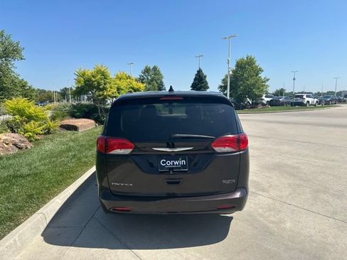 Used 2017 Chrysler Pacifica Touring w/ Tire & Wheel Group FWD image 7