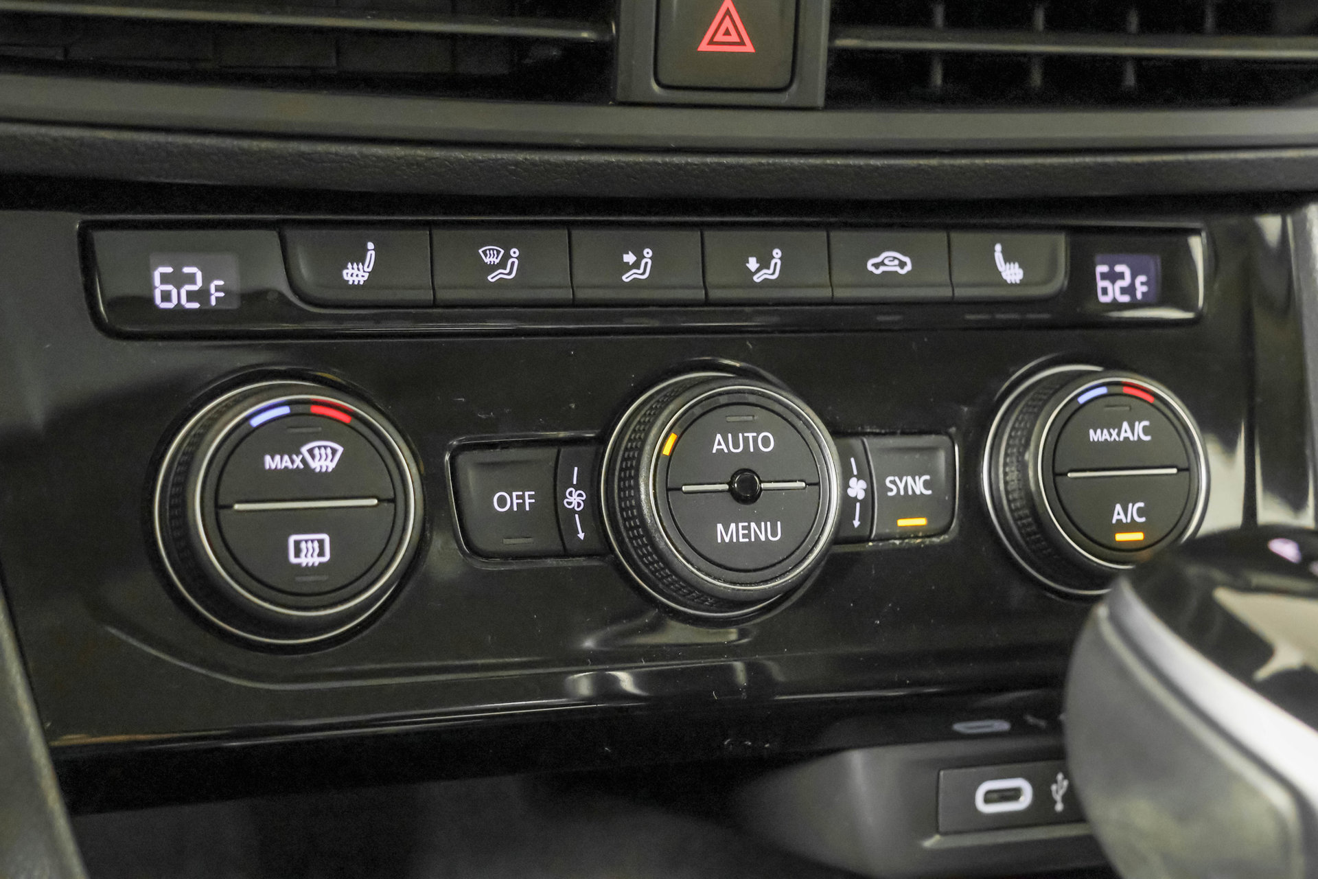 Used 2024 Volkswagen Jetta SE w/ Panoramic Sunroof Package FWD image 32