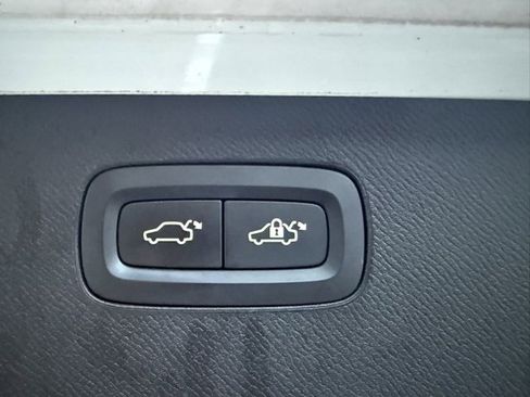 Used 2018 Volvo XC90 T5 Momentum w/ Convenience Package image 21