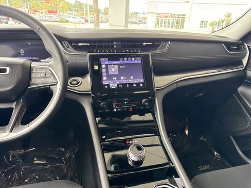 Used 2023 Jeep Grand Cherokee Limited image 27