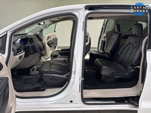 Used 2023 Chrysler Pacifica Touring-L image 6
