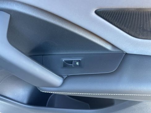 Certified 2025 Volkswagen Tiguan SE image 37