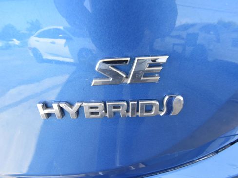 Used 2018 Toyota RAV4 SE AWD/4WD image 2