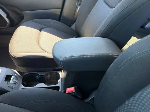 Used 2023 Jeep Renegade Latitude AWD/4WD image 13