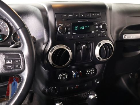Used 2017 Jeep Wrangler Sahara w/ Connectivity Group AWD/4WD image 5