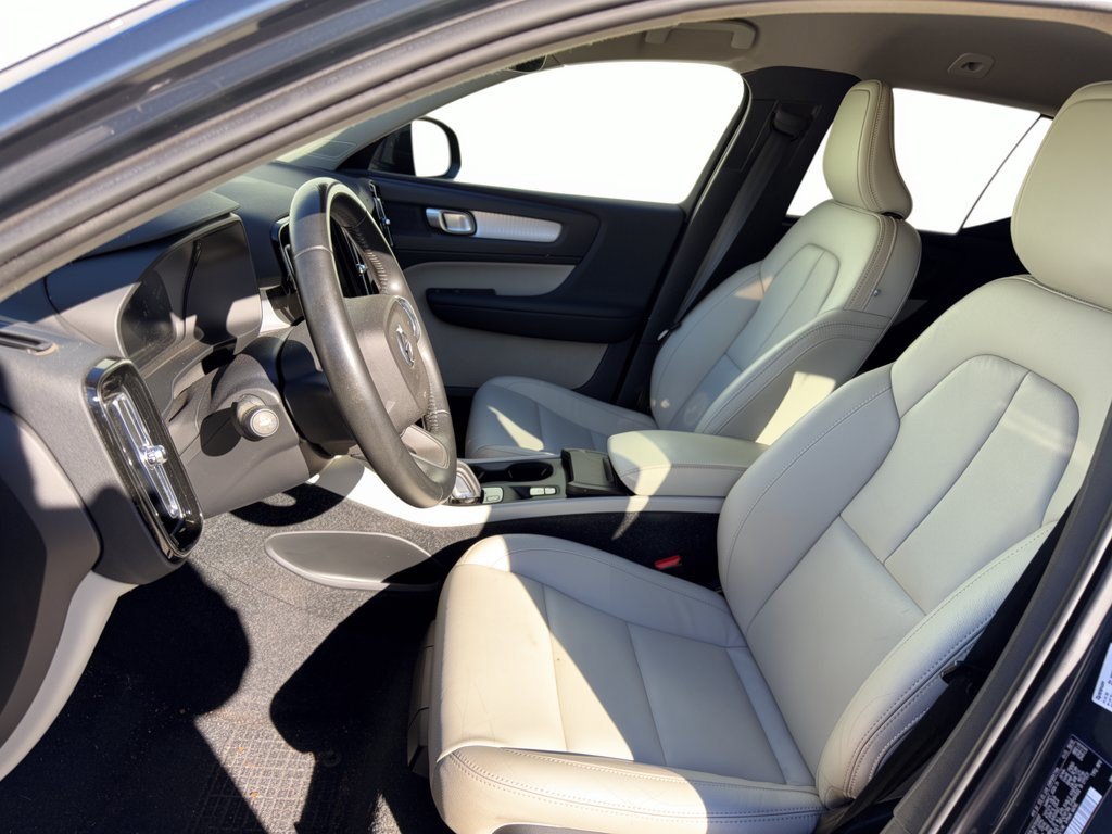 Used 2021 Volvo XC40 T5 Momentum w/ Premium Package AWD/4WD image 5
