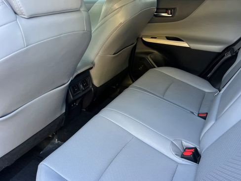 Used 2021 Toyota Venza Limited image 4